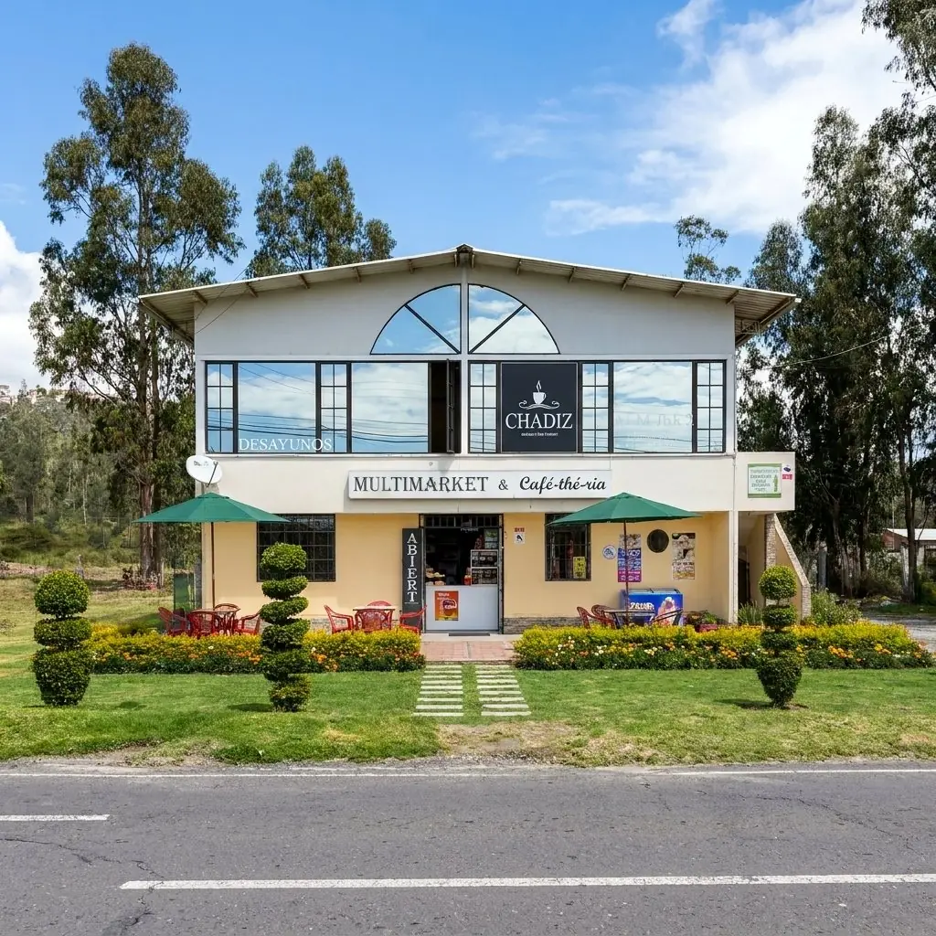 La fachada de CHADIZ de frente, casa de dos pisos en el norte de Quito
